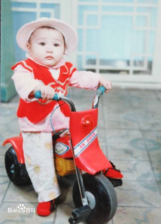 李宇春(Chris Lee)的童年前后照片