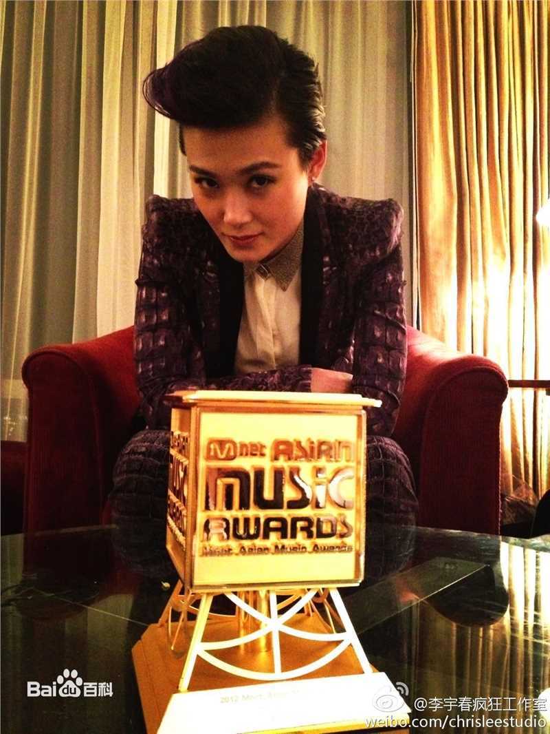 李宇春(Chris Lee)EMA全球最佳艺人（国际奖项）前后照片