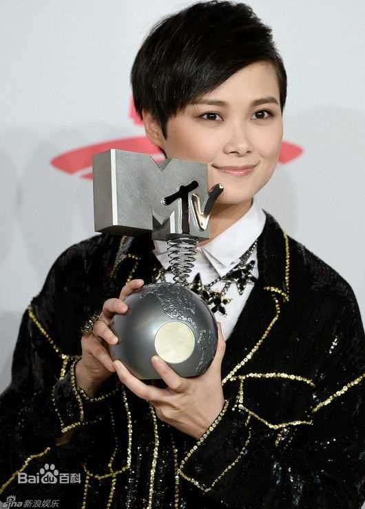 李宇春(Chris Lee)EMA全球最佳艺人（国际奖项）前后照片