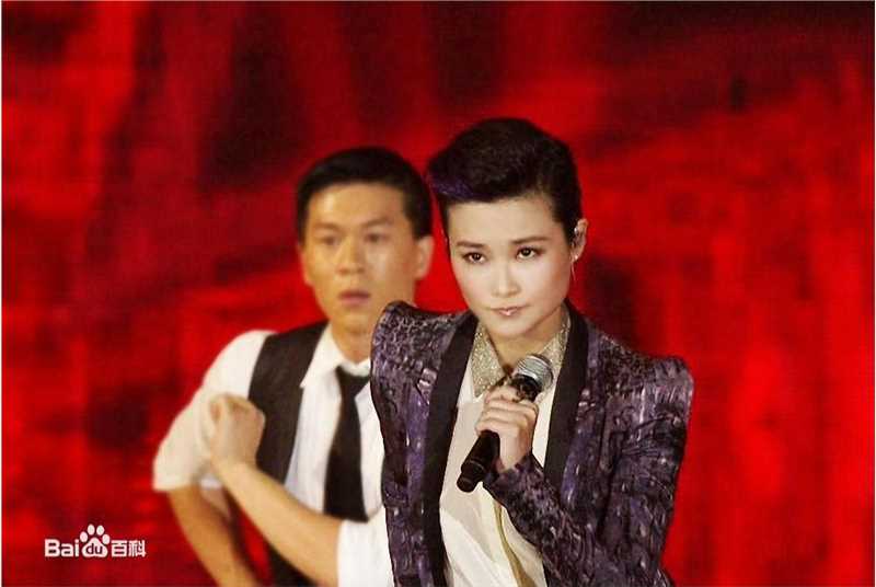 李宇春(Chris Lee)EMA全球最佳艺人（国际奖项）前后照片