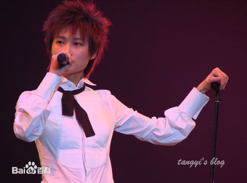 李宇春(Chris Lee)EMA全球最佳艺人（国际奖项）前后照片