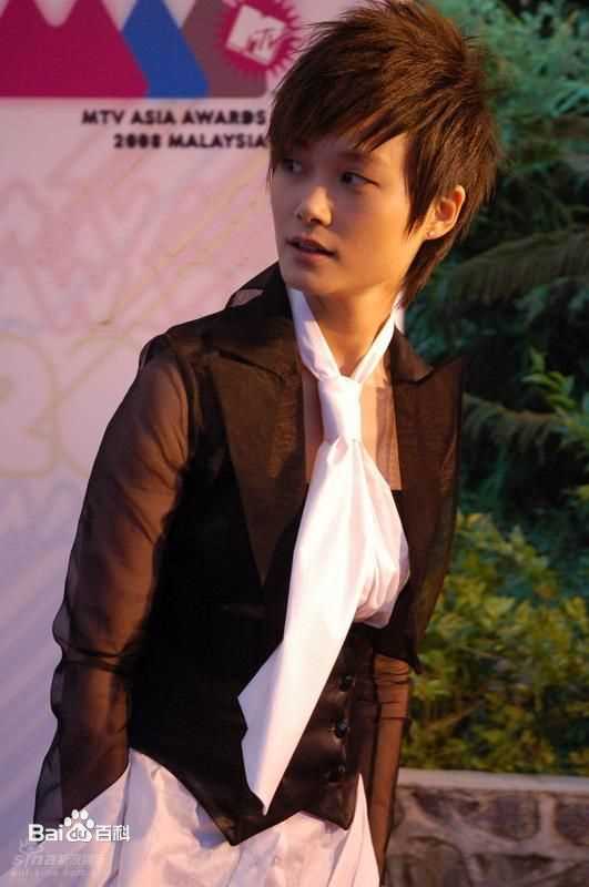 李宇春(Chris Lee)EMA全球最佳艺人（国际奖项）前后照片