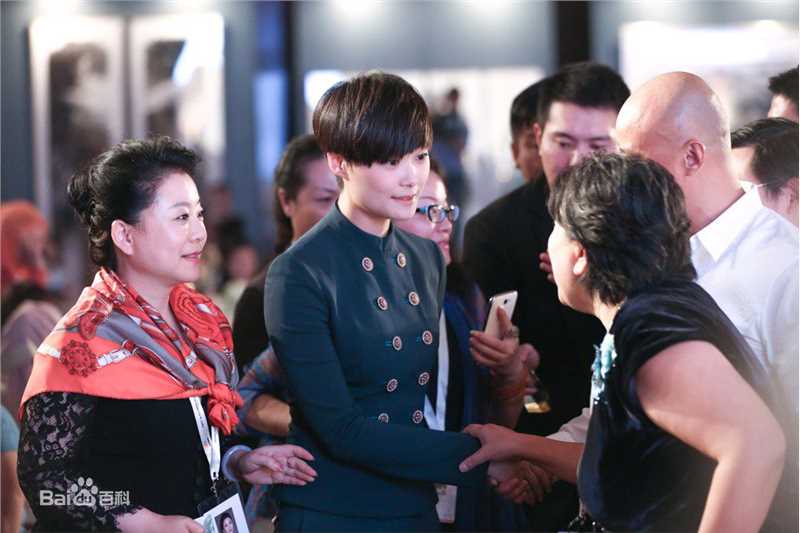 李宇春(Chris Lee)荣获“2014APEC杰出女性奖”生活照相册