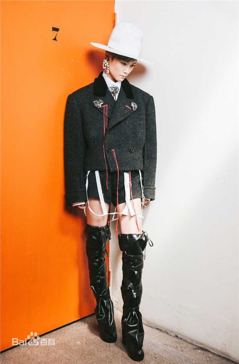 李宇春(Chris Lee)身着高级定制图片图集