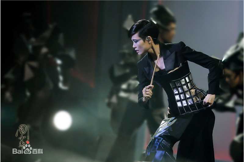 李宇春(Chris Lee)身着高级定制图片图集