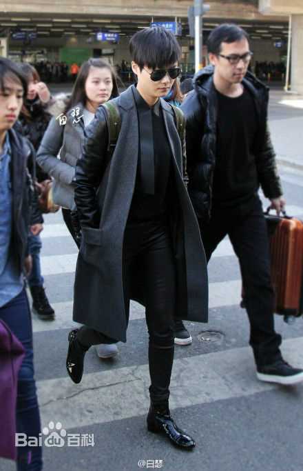 李宇春(Chris Lee)街拍时刻素颜照壁纸