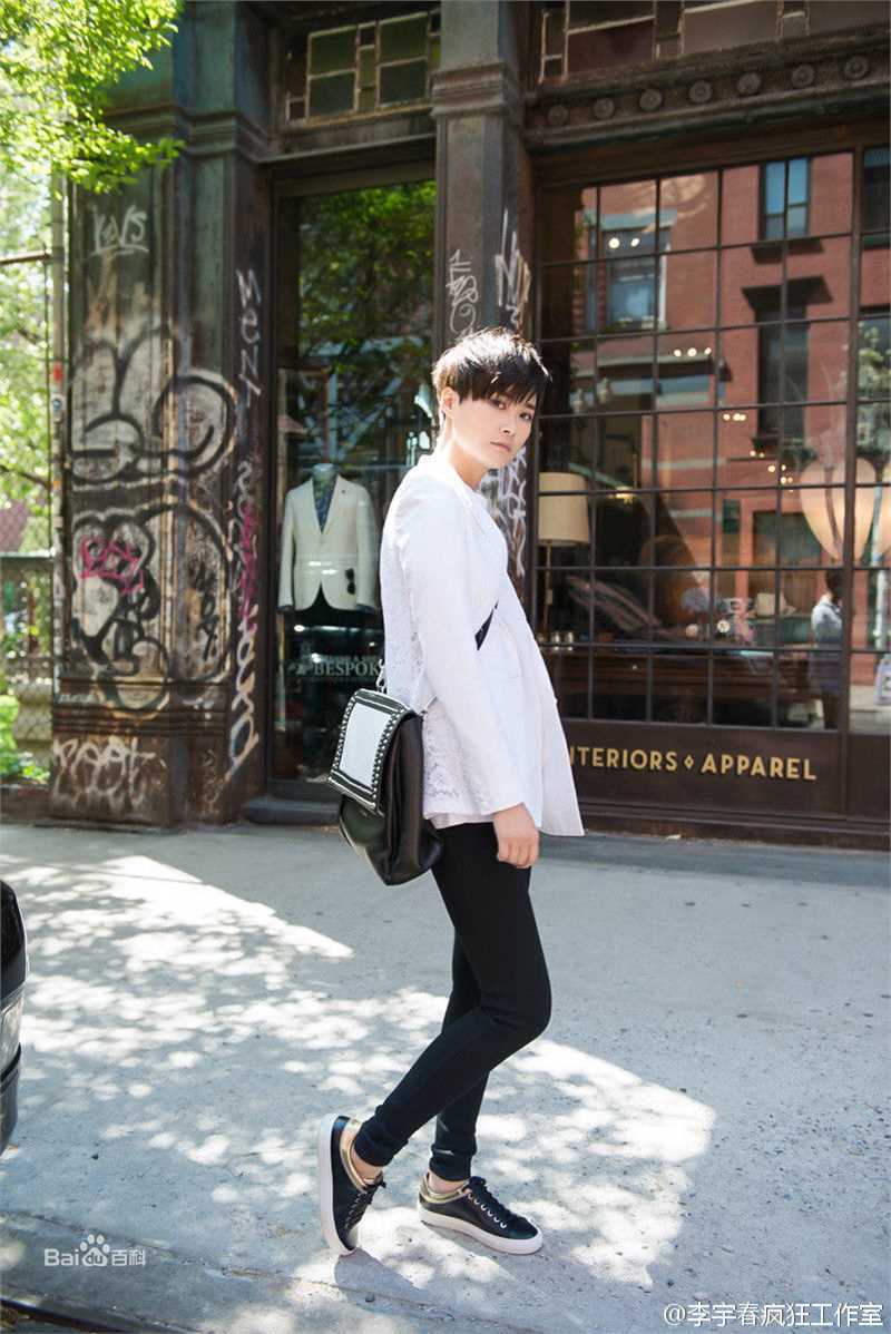 李宇春(Chris Lee)街拍时刻素颜照壁纸