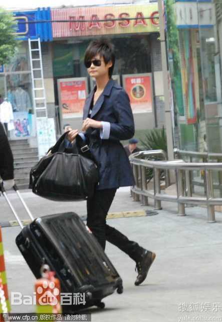 李宇春(Chris Lee)街拍时刻素颜照壁纸