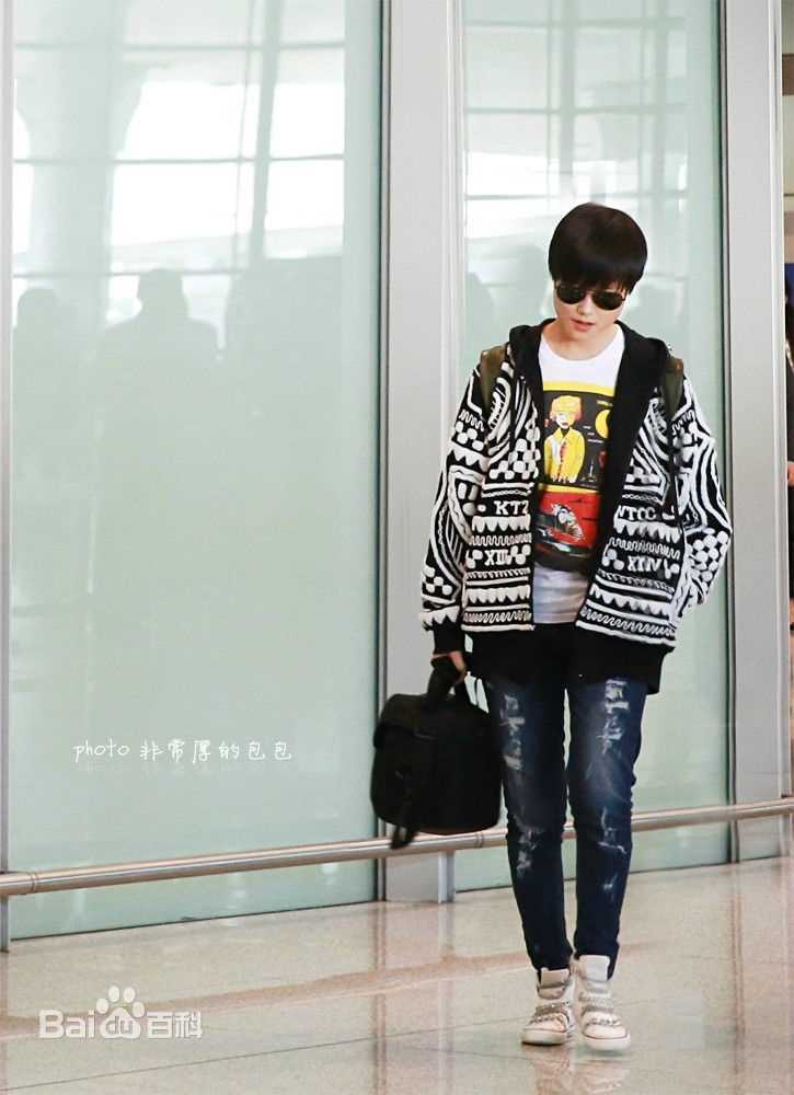 李宇春(Chris Lee)街拍时刻素颜照壁纸