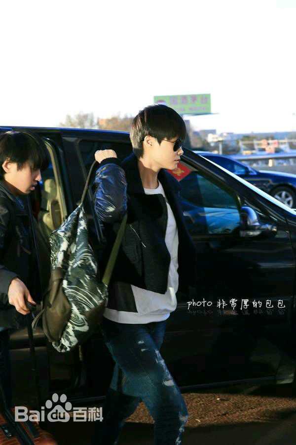 李宇春(Chris Lee)街拍时刻素颜照壁纸