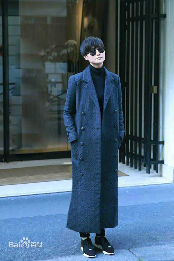 李宇春(Chris Lee)街拍时刻素颜照壁纸