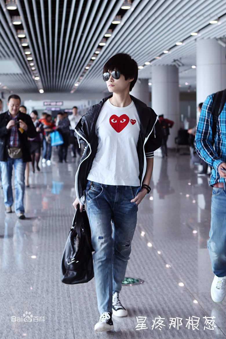 李宇春(Chris Lee)街拍时刻素颜照壁纸