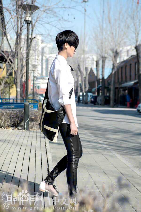 李宇春(Chris Lee)街拍时刻素颜照壁纸