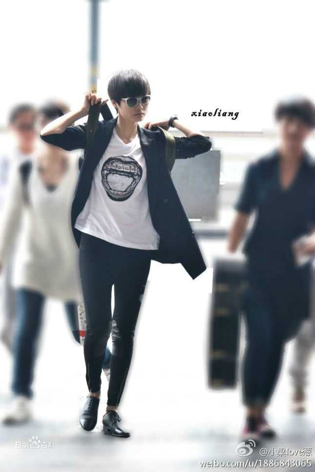 李宇春(Chris Lee)街拍时刻素颜照壁纸