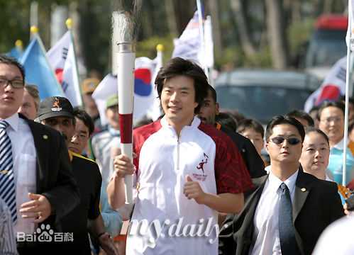 权相佑(Kwone Sang Woo、クォン サンウ)2004年雅典奥运圣火传递图片图集