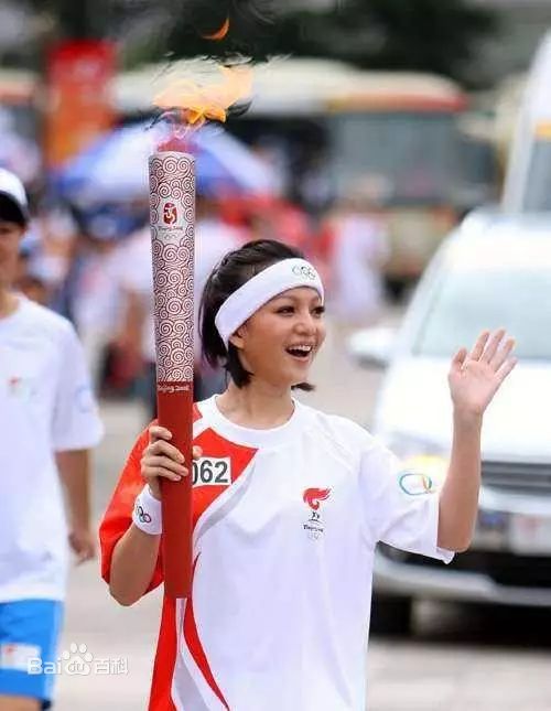 张韶涵(Angela Chang、Angela Zhang)2008奥运会火炬手前后照片