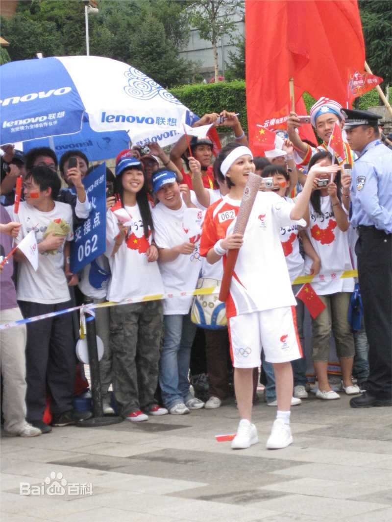 张韶涵(Angela Chang、Angela Zhang)2008奥运会火炬手前后照片