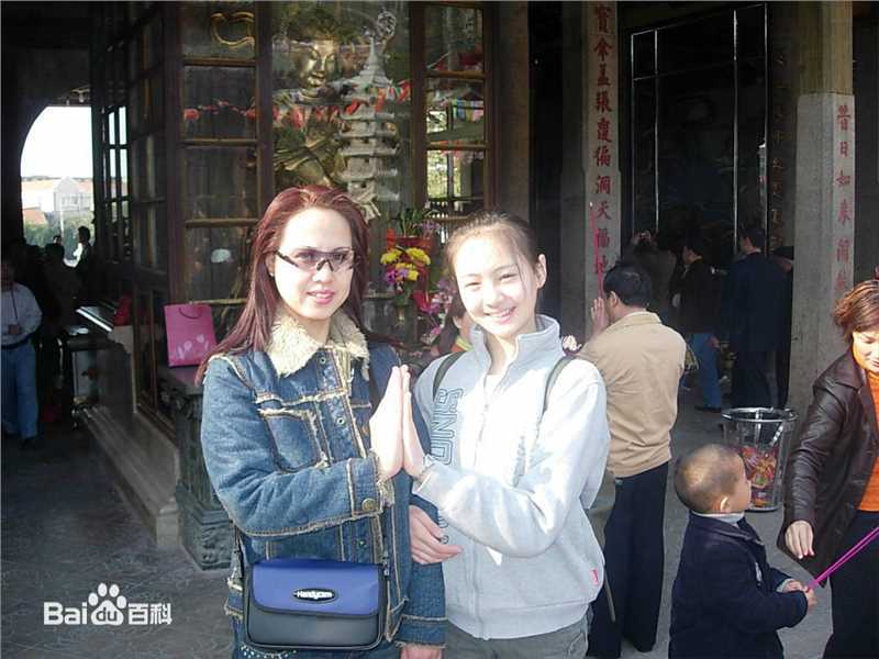 郑爽(Zheng Shuang)与家人壁纸壁纸