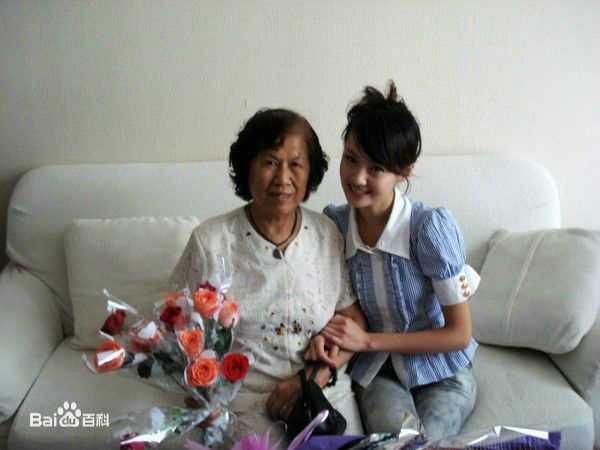 郑爽(Zheng Shuang)与家人壁纸壁纸