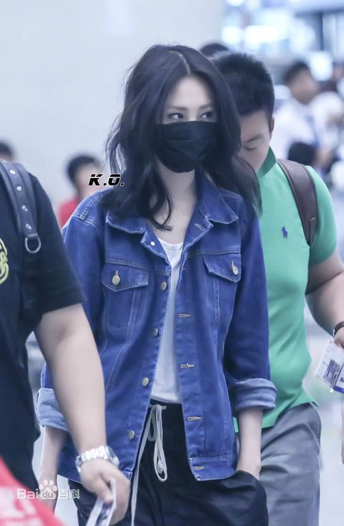 郑爽(Zheng Shuang)机场照壁纸壁纸