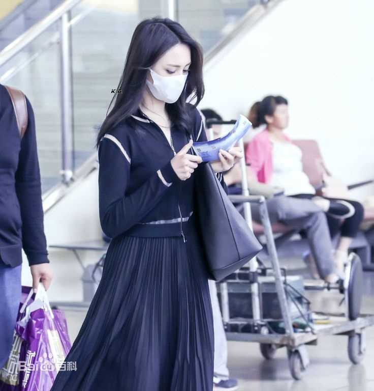 郑爽(Zheng Shuang)机场照壁纸壁纸