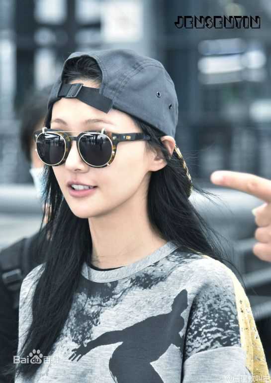 郑爽(Zheng Shuang)机场照壁纸壁纸