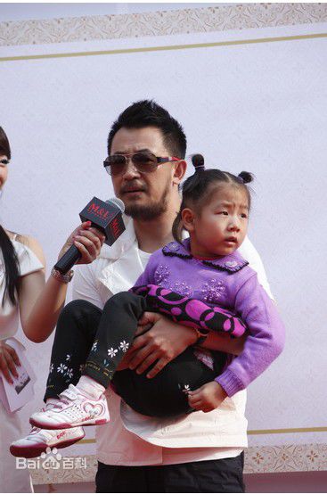 黄海波(Huang Hai Bo)2010出席自闭症儿童慈善拍卖活动壁纸壁纸