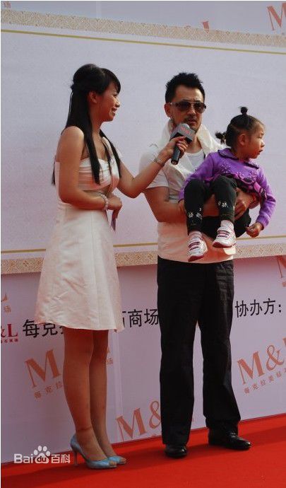 黄海波(Huang Hai Bo)2010出席自闭症儿童慈善拍卖活动壁纸壁纸