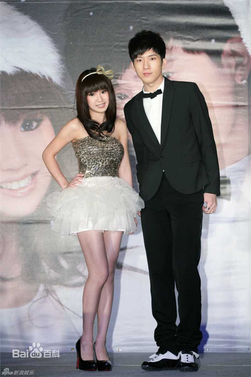 郭书瑶与师弟井柏然出席圣诞节EP暖暖手发片记者生活照