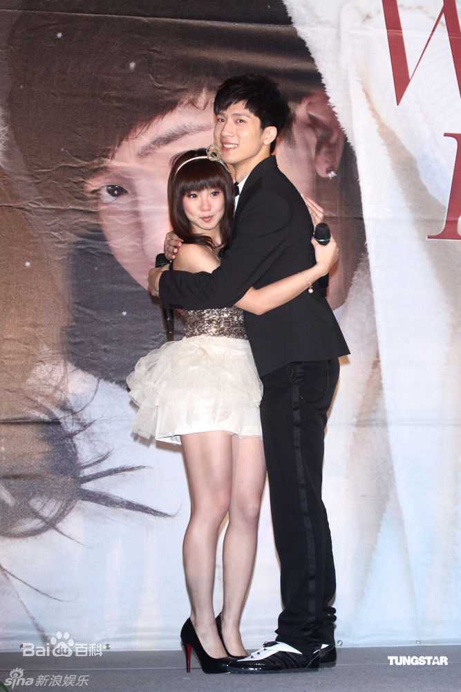 郭书瑶与师弟井柏然出席圣诞节EP暖暖手发片记者生活照