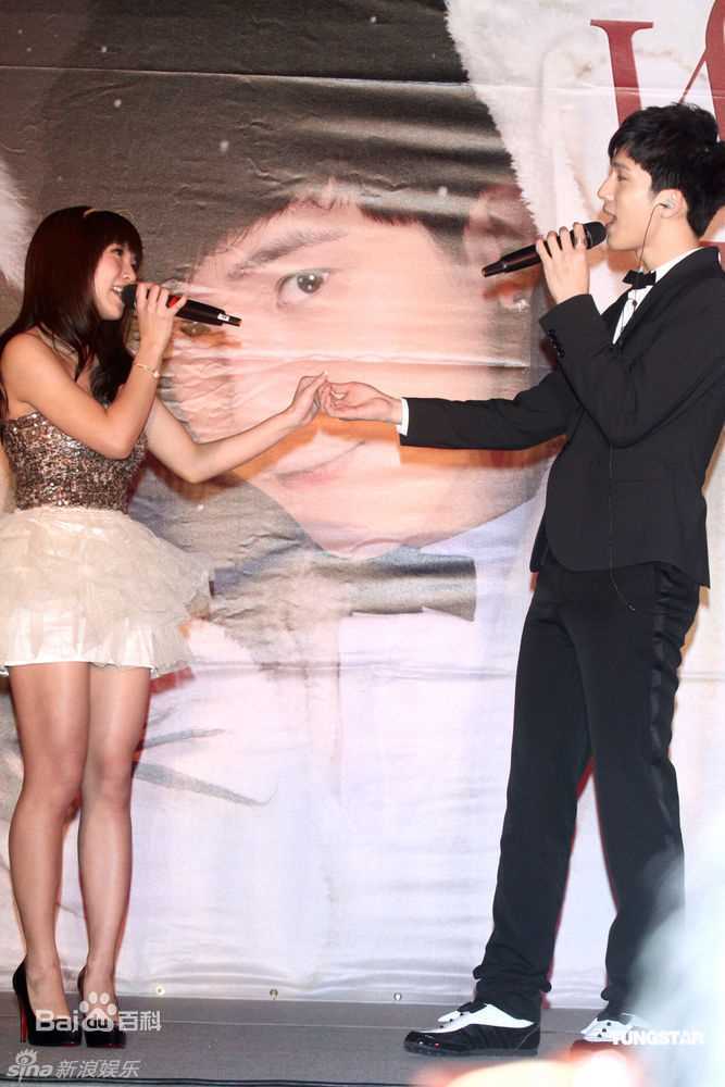 郭书瑶与师弟井柏然出席圣诞节EP暖暖手发片记者生活照