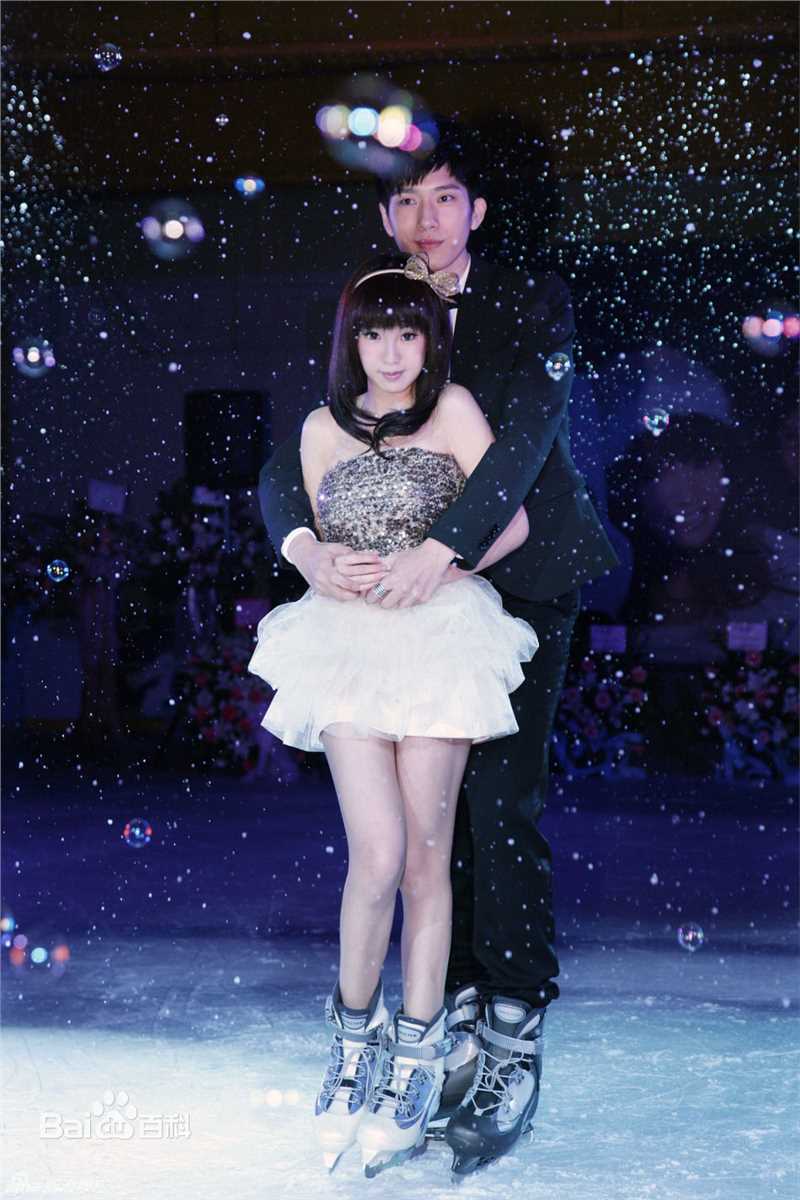 郭书瑶与师弟井柏然出席圣诞节EP暖暖手发片记者生活照