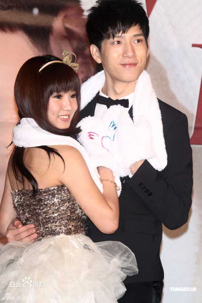 郭书瑶与师弟井柏然出席圣诞节EP暖暖手发片记者生活照