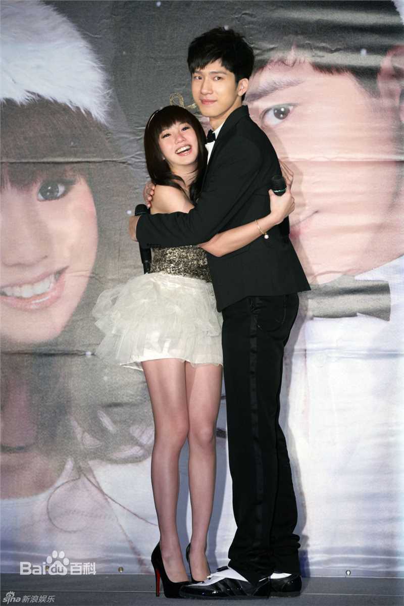 郭书瑶与师弟井柏然出席圣诞节EP暖暖手发片记者生活照