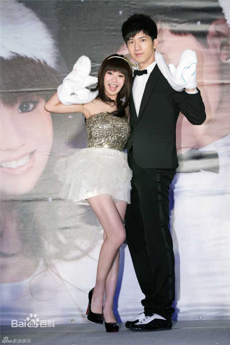 郭书瑶与师弟井柏然出席圣诞节EP暖暖手发片记者生活照