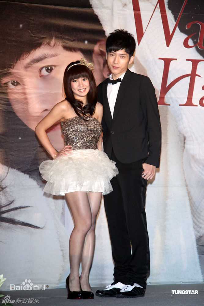 郭书瑶与师弟井柏然出席圣诞节EP暖暖手发片记者生活照