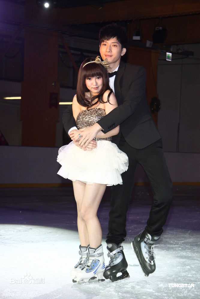 郭书瑶与师弟井柏然出席圣诞节EP暖暖手发片记者生活照