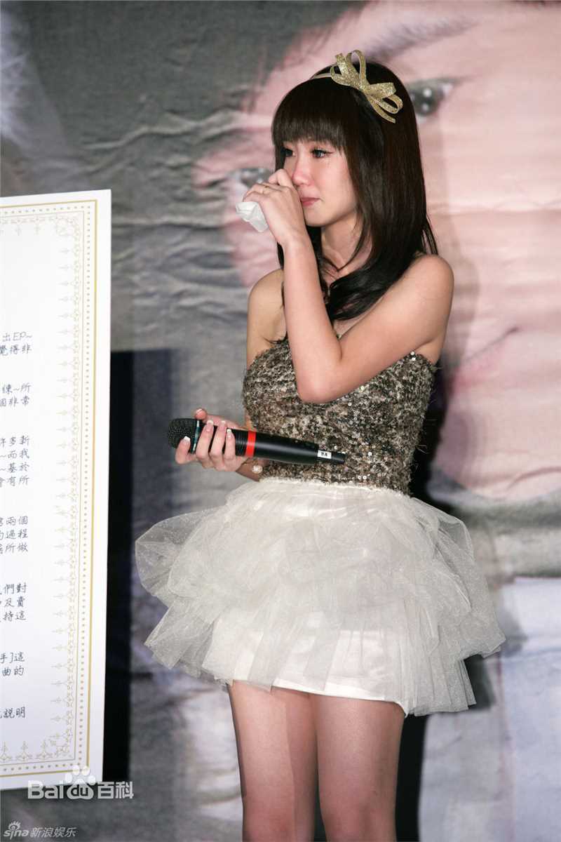 郭书瑶与师弟井柏然出席圣诞节EP暖暖手发片记者生活照