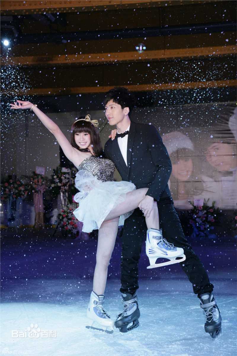 郭书瑶与师弟井柏然出席圣诞节EP暖暖手发片记者生活照