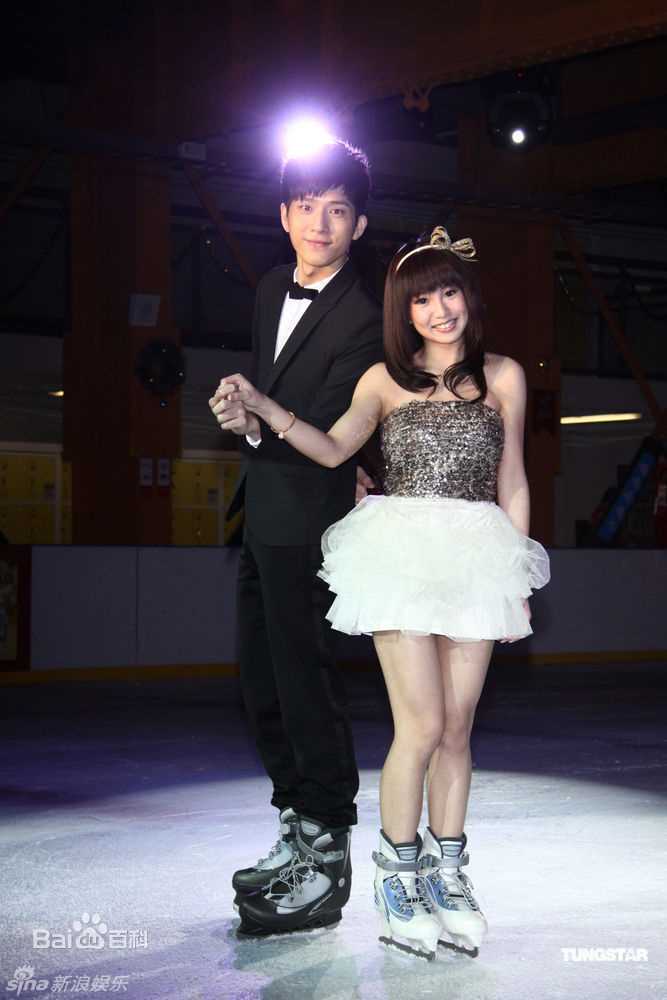 郭书瑶与师弟井柏然出席圣诞节EP暖暖手发片记者生活照