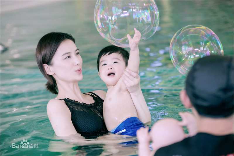 黄圣依(Eva Huang)妈妈是超人3前后照片