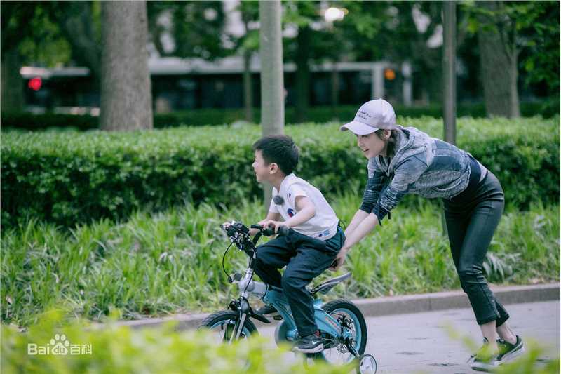 黄圣依(Eva Huang)妈妈是超人3前后照片