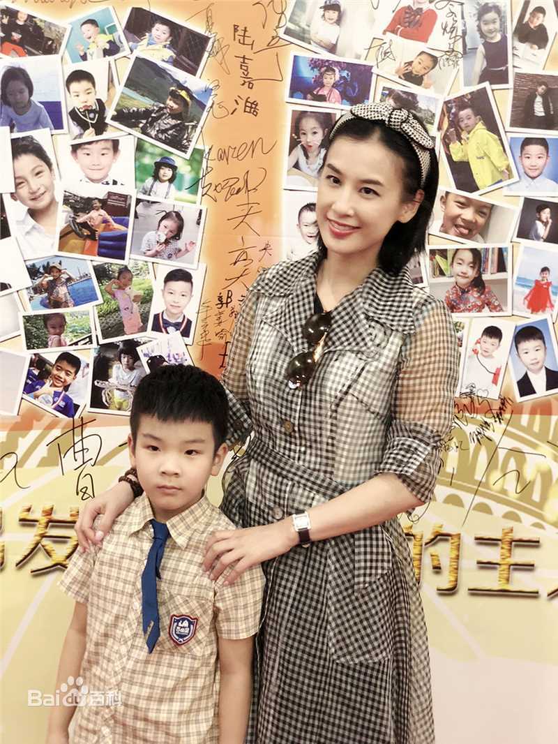 黄圣依(Eva Huang)与家人图册