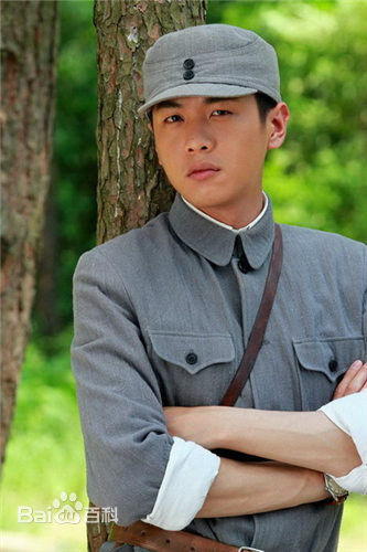 最新张若昀在《新雪豹》饰演周卫国中的壁纸