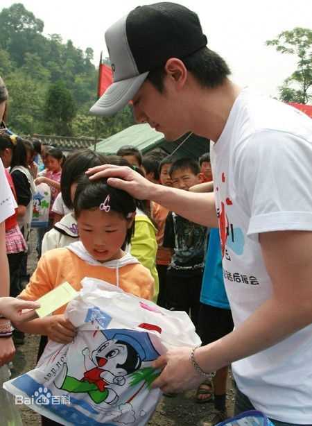 霍建华(Wallace Huo)四川赈灾素颜照相册