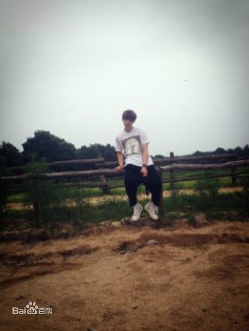 李俊昊(，Junho，ジュノ)生活照图片图册