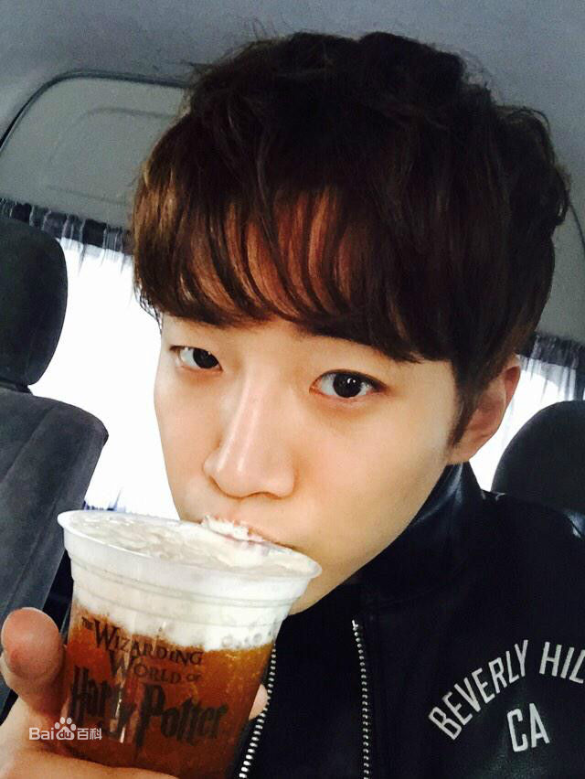 李俊昊(，Junho，ジュノ)生活照图片图册
