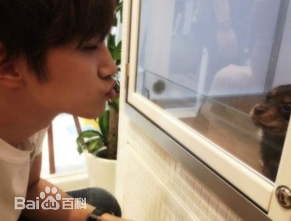 李俊昊(，Junho，ジュノ)生活照图片图册