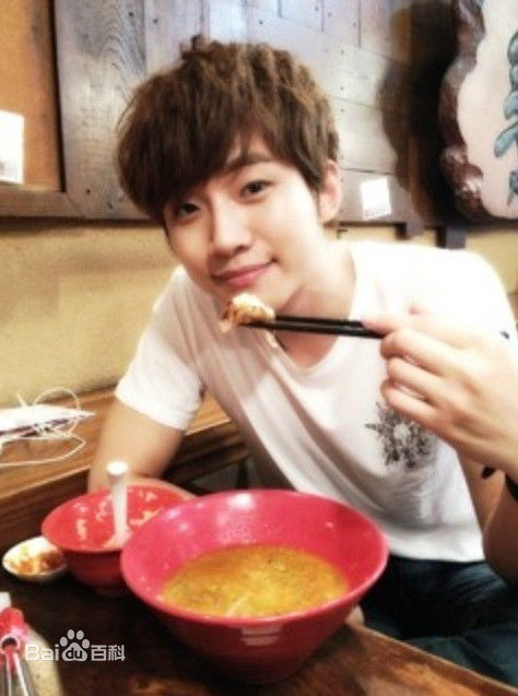 李俊昊(，Junho，ジュノ)生活照图片图册