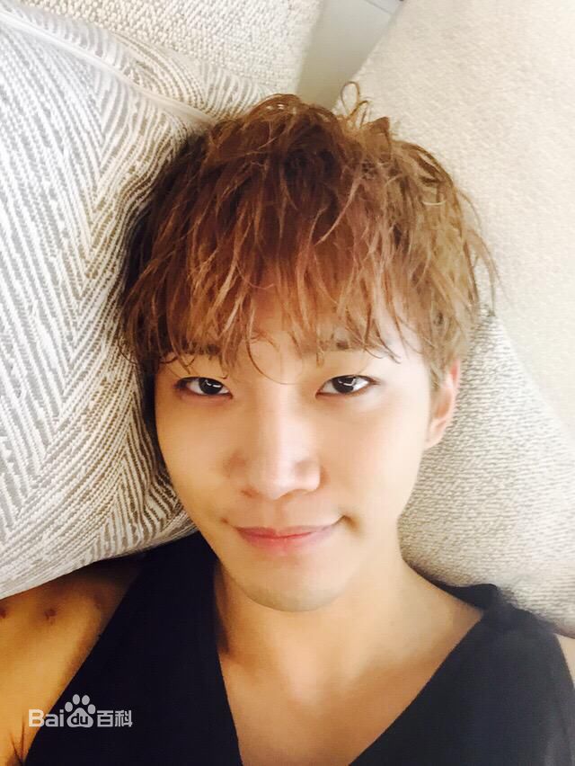 李俊昊(，Junho，ジュノ)生活照图片图册